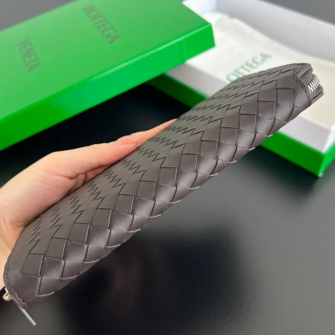 #Bv New Fine Woven Wallet 814680 The beloved small braid is back🎈Made of cowhide braid, soft, comfortable and textured. The detailed internal partition design and high-quality lining material ensure the durability and orderliness of the wallet. It can store cash/cards and other small items. It is very practical. It is enough to take it with you when you go out. This wallet is definitely your best choice. Size: 19x10x2 P1000